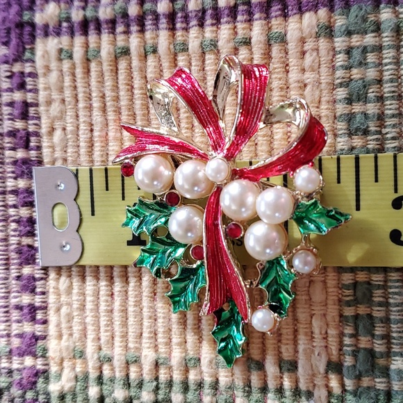 Pretty oliday broach with red/gold bow, green Holly leaves and gorgeous pearls. - Picture 5 of 5